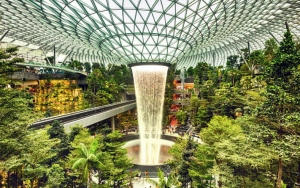 Antisipasi Gelombang Kedua Corona, Bandara Singapura Tutup Air Terjun Indoor Tertinggi Dunia