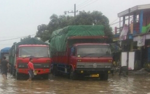 Sungai Meluap, Banjir 1 Meter Sebabkan Jalur Pantura Pasuruan Lumpuh