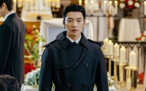 Woo Do Hwan Tunjukkan Dua Sisi Berbeda di Foto Adegan 'The King: Eternal Monarch'