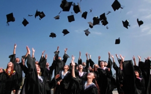 Begini Serunya Wisuda Drive-Thru yang Digelar Sekolah AS Karena Pandemi Corona 