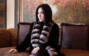 'Papa Angkat' Unggah Foto Bareng, Leher Syahrini 'Keriput' Hingga Kaki Jinjit Jadi Sorotan