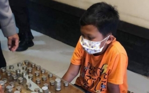 Bocah 9 Tahun Di Bandung Berikan Celengannya Ke Polsek Untuk Beli APD 