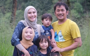 Zaskia Adya Mecca Unggah Foto Keluarga Tidur 'Pindang', Ungkap Cerita Lucu ini