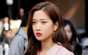 Dipakai Rutin 3 Tahun, Fakta di Balik Pita Rambut Kuning Moon Ga Young Bikin Kagum