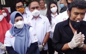 Rhoma Irama dan Ikke Nurjanah Serahkan Bantuan 300 APD Pada RSCM Untuk Perangi Wabah Corona