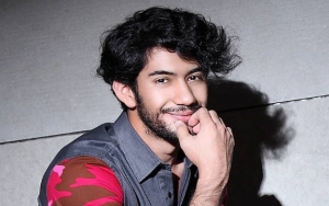 Reza Rahadian Pose Menawan Pakai Batik Ala Kerajaan, Netter: Pangeranku!