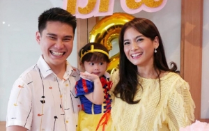 Sibuk Sebagai Ibu, Acha Septriasa Akui Belum Ingin Pulang Ke Indonesia
