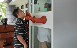 Atasi Kelangkaan APD Saat Corona, Dosen UGM Gandeng UMKM Kembangkan Bilik Periksa Ala Korsel