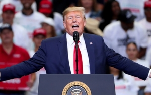 Warga AS Nilai Trump Lambat Tangani Corona, Peluang Menang di Pilpres Ikut Anjlok