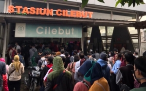 Hari Ke-6 PSBB Bodebek, Antrean Mengular Penumpang KRL Kembali Terjadi di Stasiun Cilebut