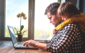 Ogah Diganggu Saat 'Work From Home', Ayah di Thailand Rekatkan Putrinya di Lantai