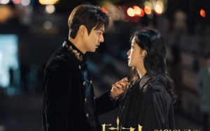 Bintangi 'The King: Eternal Monarch', Kim Go Eun Blak-Blakan Kagumi Bagian Tubuh Lee Min Ho Ini