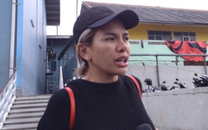 Cuma Pakai Celana Dalam dan Sport Bra di Depan Kulkas, Body Goals Nikita Mirzani Bikin Iri