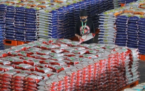 Bisa Dibeli Online, Masyarakat Jatim Pilih Berdesakan Demi Sembako Murah Jelang PSBB