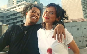 Arie Kriting Bocorkan Pujian dari Indah Permatasari Saat Foto Di Tepi Pantai