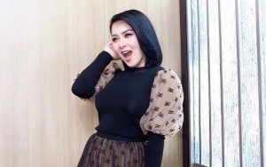 Syahrini 'Bungkam' Haters Saat Sumbang 5 Ribu APD, Bantuan dari Reino Barack Dipertanyakan