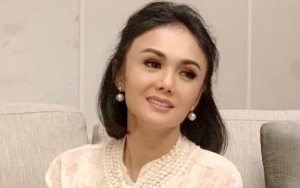 Masih Suasana Kartini, Yuni Shara Cantik Berkebaya Hijau Saat Bagi-Bagi Sembako