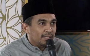 Ziarah ke Makam Glenn Fredly, Fans Islam Mengaji Bikin Terenyuh