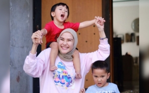 Zaskia Adya Mecca Cemaskan Perkembangan Mental Kedua Putranya Yang Suka Main Tembak-tembakan