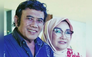 Jarang Disorot Publik, Begini Romantisnya Rhoma Irama Saat Beri Kejutan Ultah Sang Istri