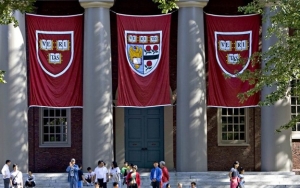 Harvard Akhirnya Tolak Bantuan Dana Corona Usai Dikritik Trump Habis-Habisan