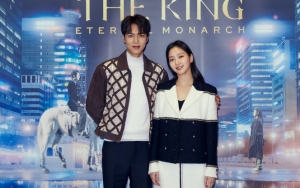 Lee Min Ho Bolak-Balik Peluk Kim Go Eun Saat Syuting 'The King: Eternal Monarch'