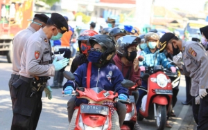 Walkot Bandung Rilis Aturan Baru PSBB, Larang Boncengan Motor Meski Satu Alamat