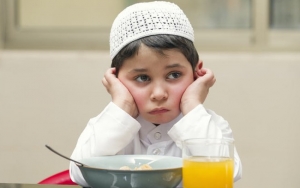 Si Kecil Mulai Jalankan Puasa Pertama? Berikut 7 Tips Ampuh Untuk Ajarkan Puasa Pada Anak 