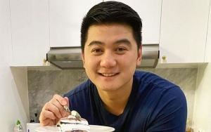 Chef Arnold Terpukau Wajahnya Dilukis Pakai Meses: Pajang di Museum