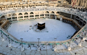 Viral Foto-Foto Masjidil Haram Saat Salat Tarawih Sepi Jemaah Akibat Pandemi Covid-19