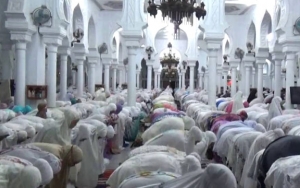 Beredar Video Massa Amuk Rumah Warga yang Melaporkan Salat Tarawih di Masjid