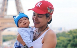 Nikita Mirzani Kenang Perjuangan Berat Lahirkan Anak Ketiga di Ulang Tahun Pertama Arkana