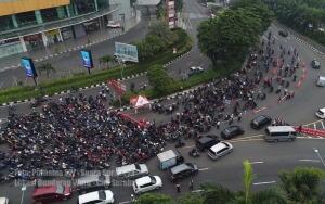 PSBB Surabaya Mulai Berlaku, Potret Kendaraan Menyemut di Bundaran Waru Bikin Meradang