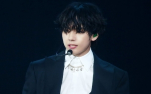 V BTS Ajak Fans Tetap di Rumah dengan Lakukan Hal ini di Video #StayAtHomeChallenge Terbaru