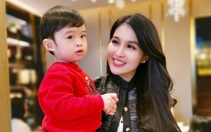 Berlagak Seperti Bos, Gaya Raphael Moeis Saat Berjemur Bikin Netizen Heboh