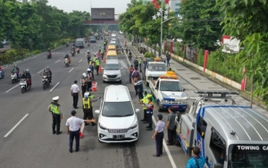Hari Pertama PSBB Surabaya, Penumpang Minibus Diturunkan Karena 'Kelebihan Muatan'