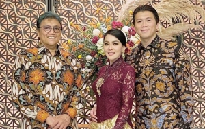 Syahrini Girang Sholat Diimami Ayah Reino, Bukti Numpang Mertua Terbongkar?