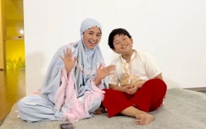 Dewi Persik Diprotes Gegara Sang Putra Baca Alquran Lewat Ponsel, Reaksinya Malah Undang Pro-Kontra