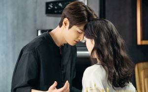 Lee Min Ho Beri Perhatian Manis Pada Kim Go Eun di Lokasi 'The King: Eternal Monarch'