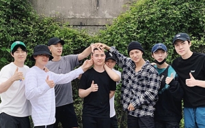 Netizen Heran Bagaimana Lay Tetap Akrab dengan EXO Meski Tak Pernah Ikut Kegiatan Grup