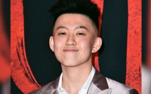 Keren Abis, Rich Brian Bagi-Bagi Uang Sampai Makanan Pakai Drone dalam MV 'BALI'