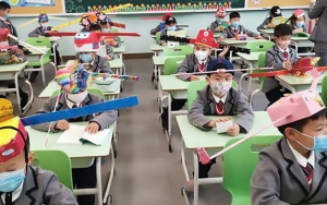 Sekolah Dasar di Tiongkok Mulai Buka, Siswa Pakai Topi 'Sayap' untuk Jaga Jarak