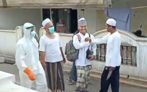 Dijemput Petugas Ber-APD, Pasien Positif Corona Ini Justru Santai 'Gelar Perpisahan'