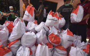 Bansos COVID-19 Sempat Terlambat, Ternyata Tas 'Bantuan Presiden' Penyebabnya
