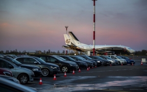 Kosong Gegara Lockdown, Bandara Lithuania Disulap Jadi Bioskop Drive-in