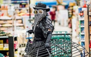 Wanita AS Ini Viral Usai Ubah Dirinya Jadi Burung 'Anti Corona'