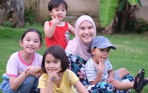 Zaskia Adya Mecca Ungkap Kebiasaan Setiap Malam, Tangan dan Kakinya Jadi Rebutan 4 Anaknya