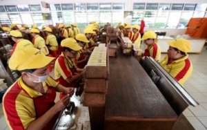 Keluarga Karyawan Pabrik Sampoerna Didampingi 'Petugas Khusus' Demi Cegah Pengucilan Warga Sekitar