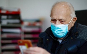 Dokter 98 Tahun Asal Prancis Tetap Bekerja di Tengah Pandemi COVID-19