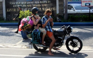 Viral Pasutri Asal Rusia Gendong Bayi Ngamen di Pasar Tradisional Kebon Roek